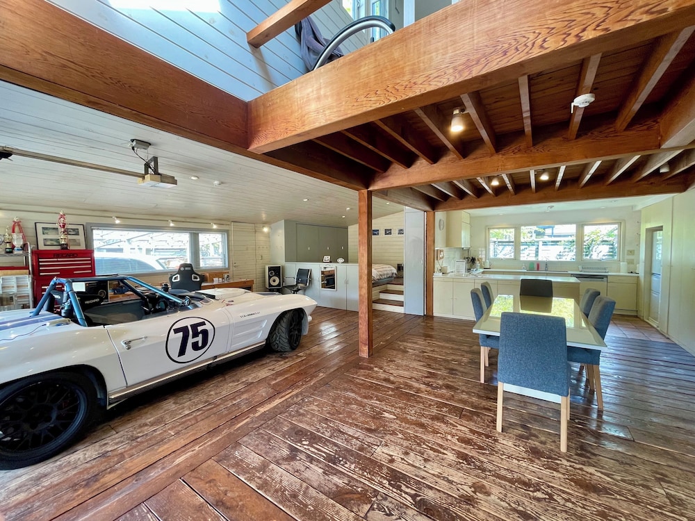 ラグジュアリー コテージ 4 ベッドルーム キッチン ガーデンビュー 客室内のダイニングエリア1 | GARDEN SHED