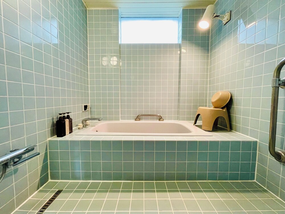 ラグジュアリー コテージ 4 ベッドルーム キッチン ガーデンビュー バスルーム0 | GARDEN SHED