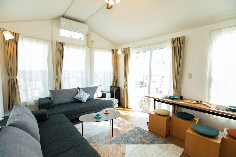 スーペリア モバイルホーム 1 ベッドルーム サウナ マウンテンビュー リビング エリア4 | イン・ザ・富士