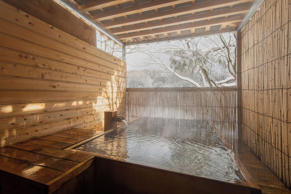 ラグジュアリー スイート 車椅子で利用可能な浴槽 バルコニー バリアフリー バスルーム0 | Onsen&Garden 七菜