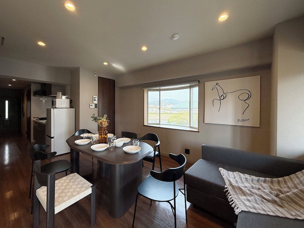 パノラミック アパートメント バルコニー リバービュー リビング エリア2 | Grandeur Hamamoto