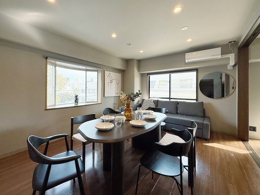 パノラミック アパートメント バルコニー リバービュー リビング エリア1 | Grandeur Hamamoto