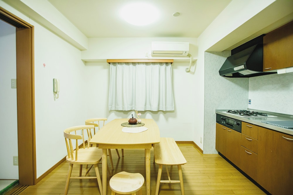 ベーシック アパートメント シティビュー リビング エリア3 | R Residence 谷町