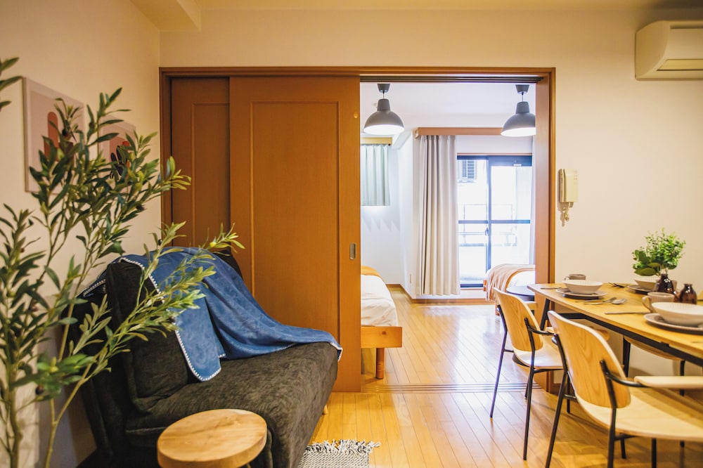 ベーシック アパートメント シティビュー リビング エリア1 | R Residence 谷町