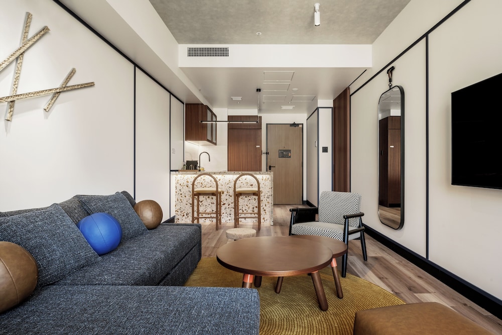 スイート キングベッド 1 台ソファーベッド付き | キャプション by Hyatt 兜町 東京