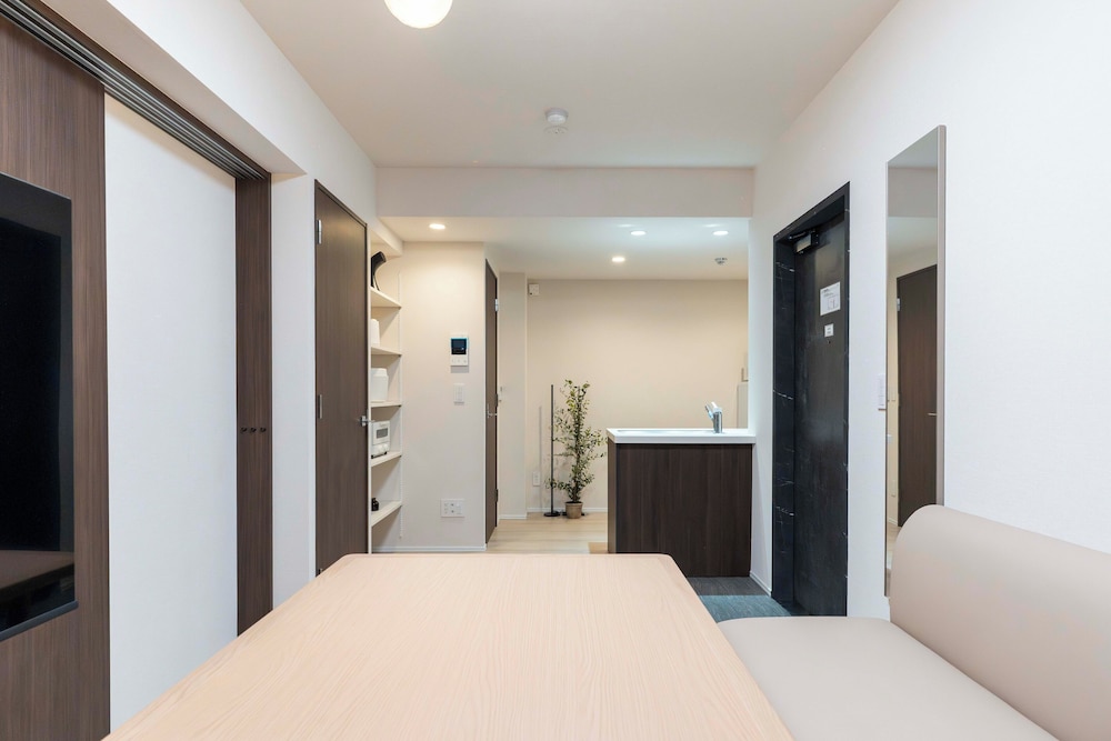 スイート リビング エリア1 | LAKU HOTEL ASAKUSA