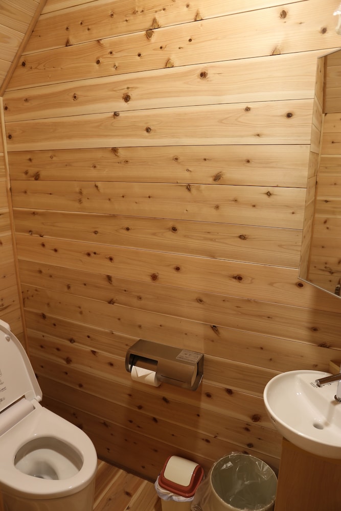 スタンダード ツインルーム マウンテンビュー バスルーム1 | Riviera Iya Valley