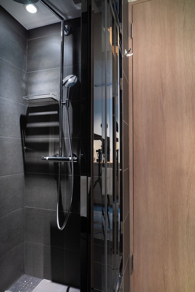 デラックス ダブルまたはツインルーム シティビュー バスルーム1 | KIORI Hotel Takakura