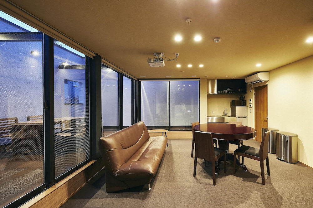 2階 テラススイート 禁煙 (現在BBQ利用不可) 客室3 | MUSASHI Condo Shinjuku