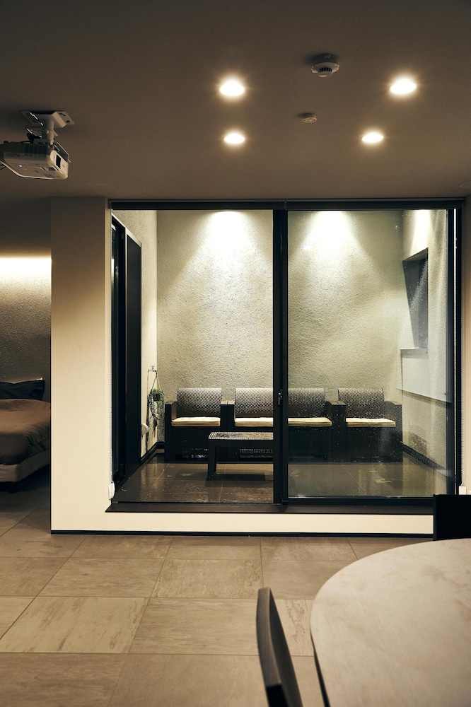 1階 ダイニングスイート 禁煙 (現在BBQ利用不可) 客室2 | MUSASHI Condo Shinjuku