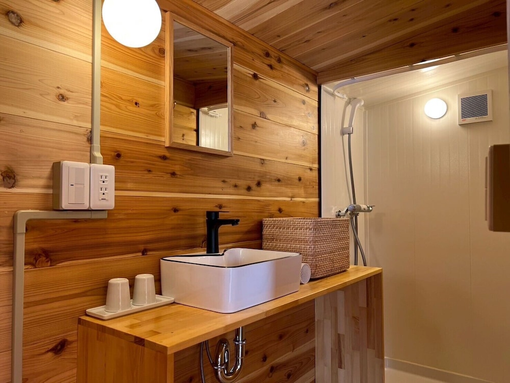 オリーブコテージ 禁煙 専用バスルーム バスルームのシャワー1 | Naoshima Cottage