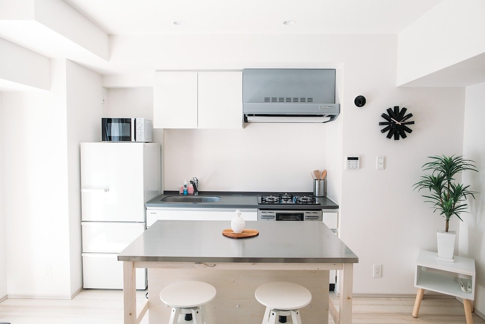 ダブルルーム ダブルベッド 1 台ソファーベッド付き 禁煙 専用キッチン3 | Dash Living Nihonbashi