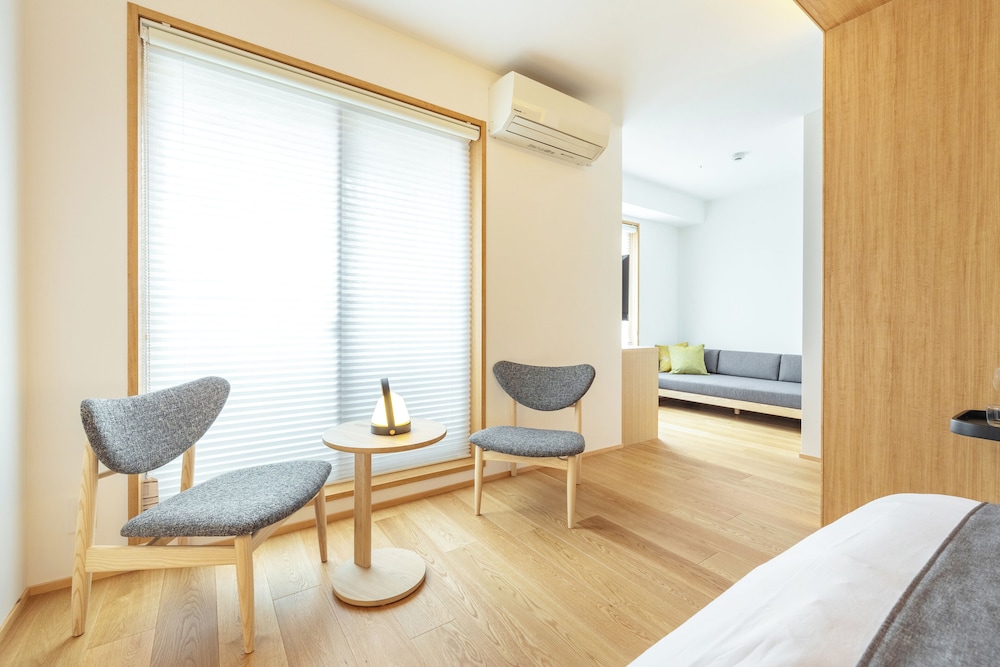 デラックス ダブルルーム 禁煙 リビングルーム0 | Dash Living Gojo