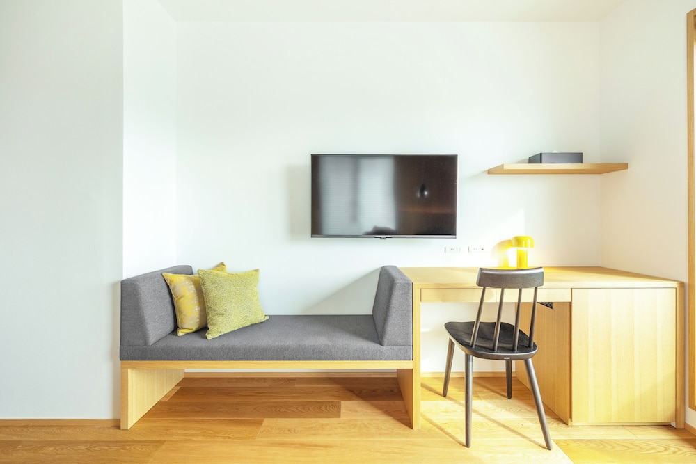 プレミア ダブルルーム 禁煙 リビング エリア2 | Dash Living Gojo