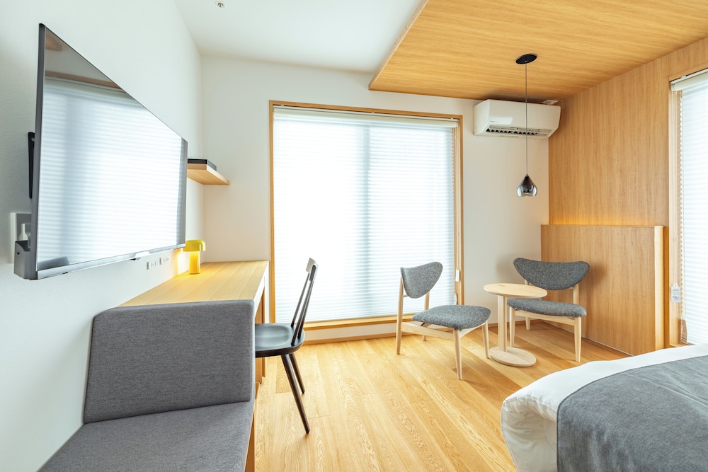 プレミア ダブルルーム 禁煙 リビング エリア1 | Dash Living Gojo