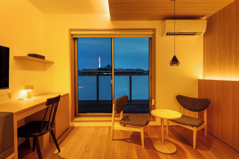 プレミア ダブルルーム 禁煙 リビングルーム0 | Dash Living Gojo