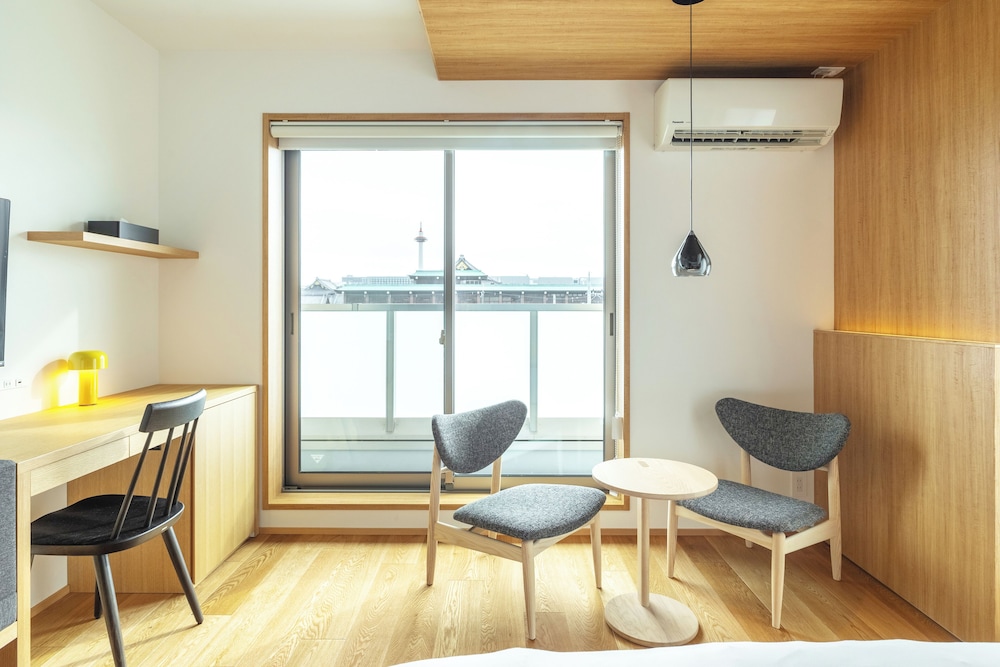 プレミア ダブルルーム 禁煙 リビング エリア0 | Dash Living Gojo