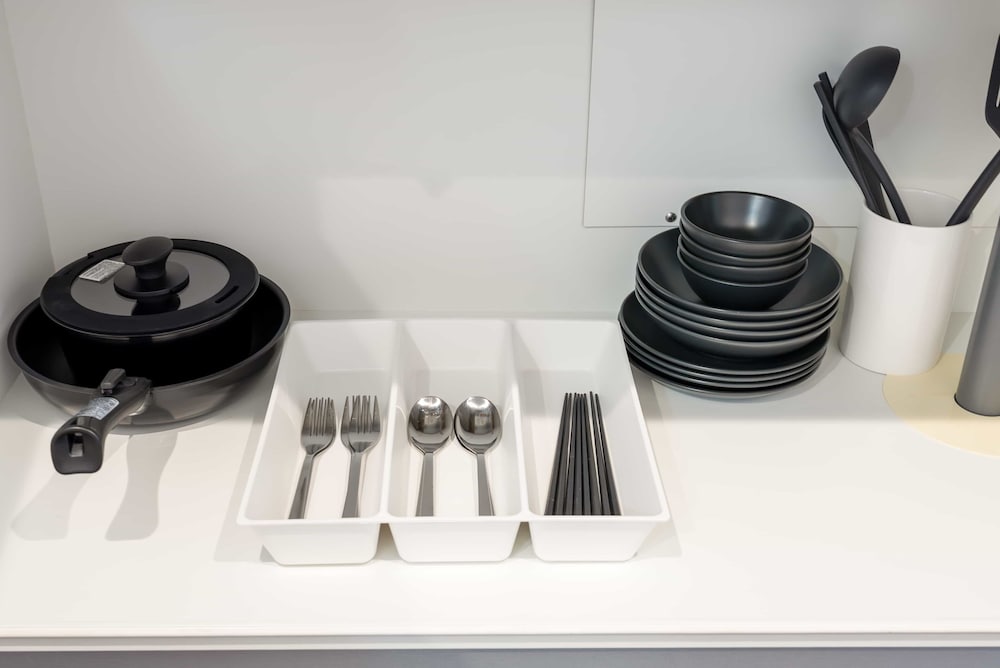 ファミリー トリプルルーム 客室内のダイニングエリア1 | b&黒門2号店