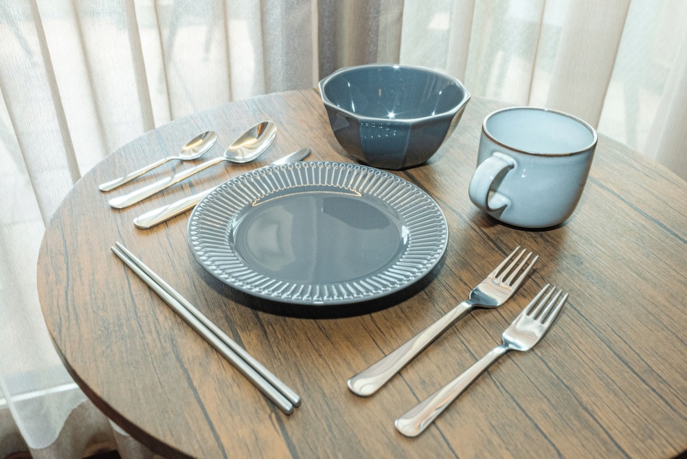 スタンダード アパートメント 1 ベッドルーム 客室清掃なし 客室内のダイニングエリア1 | ロイズ博多