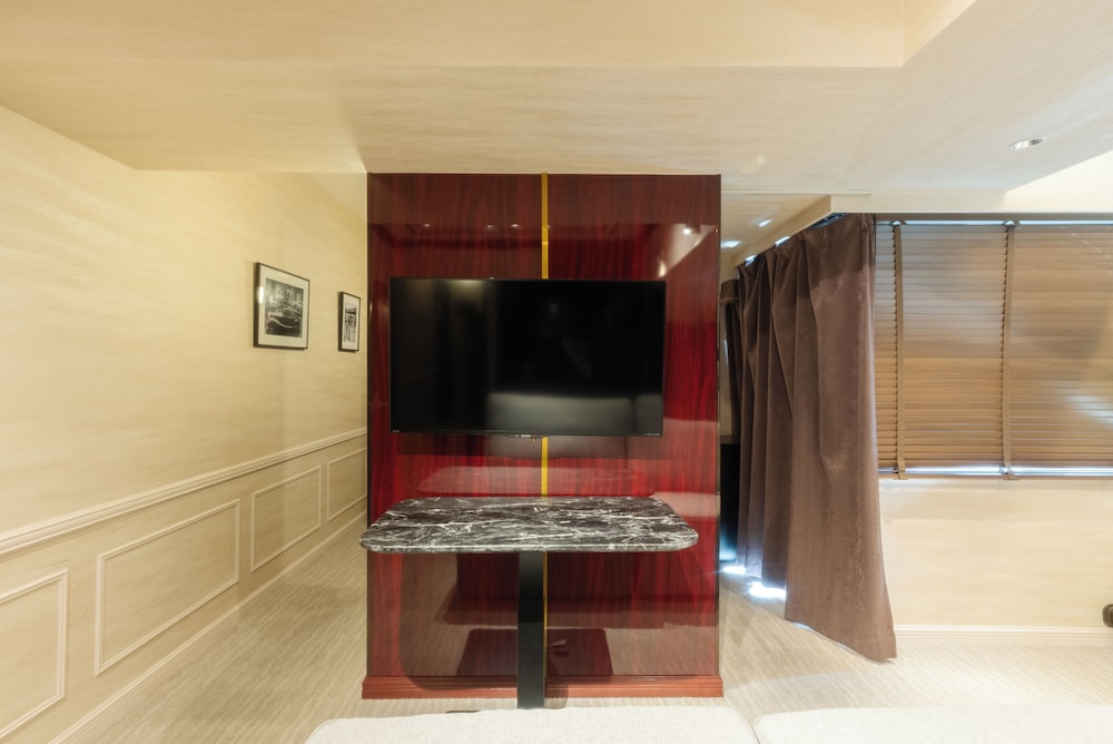 プレミアム ルーム 禁煙 リバービュー リビング エリア1 | ロイズ博多