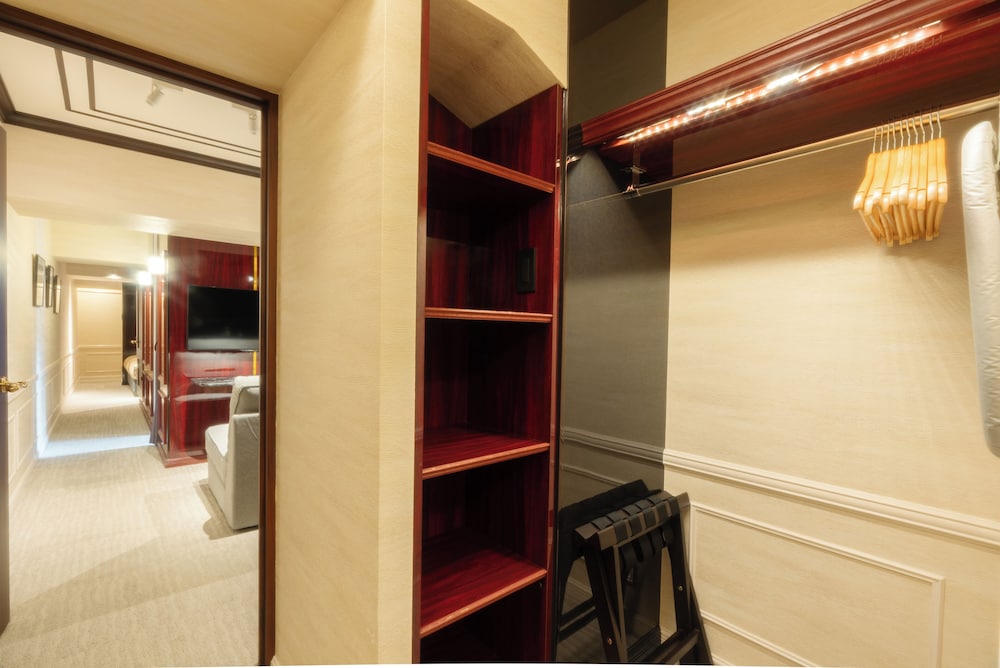 プレミアム ルーム 禁煙 リバービュー リビング エリア3 | ロイズ博多