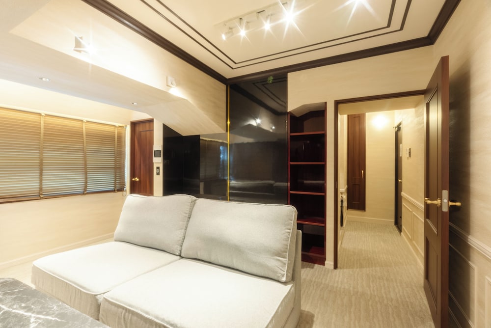 プレミアム ルーム 禁煙 リバービュー リビング エリア2 | ロイズ博多