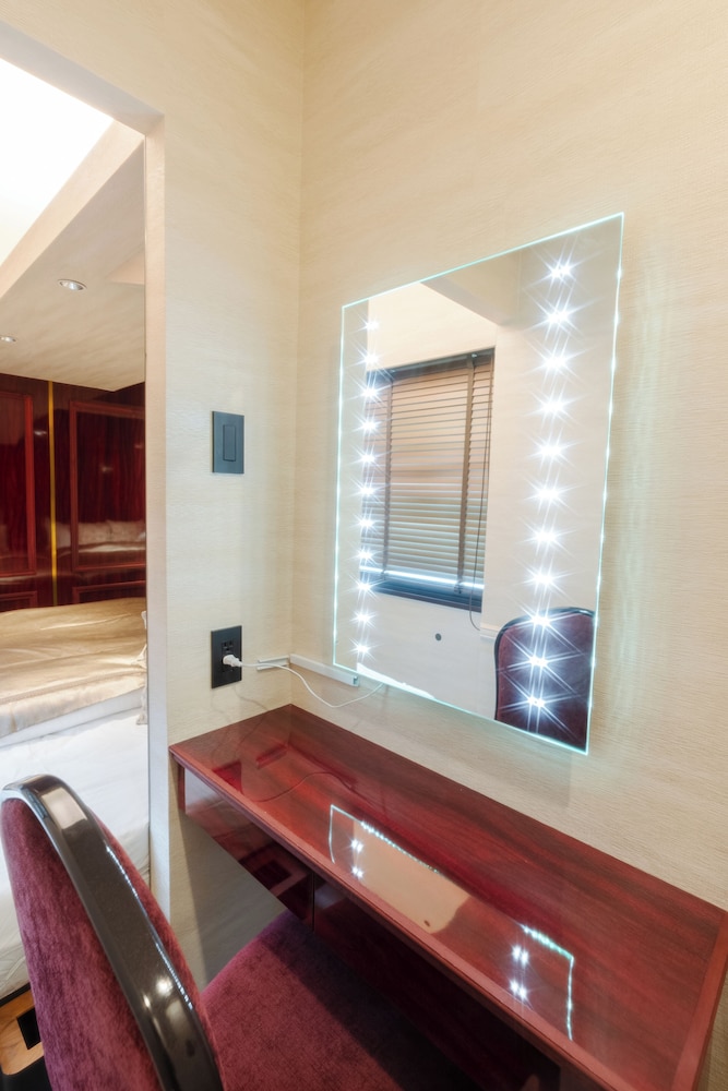 プレミアム ルーム 禁煙 リバービュー リビング エリア4 | ロイズ博多