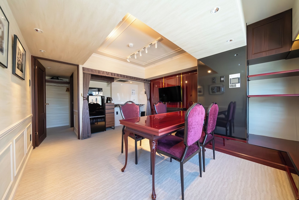 スタンダード アパートメント 1 ベッドルーム 客室清掃なし リビング エリア1 | ロイズ博多