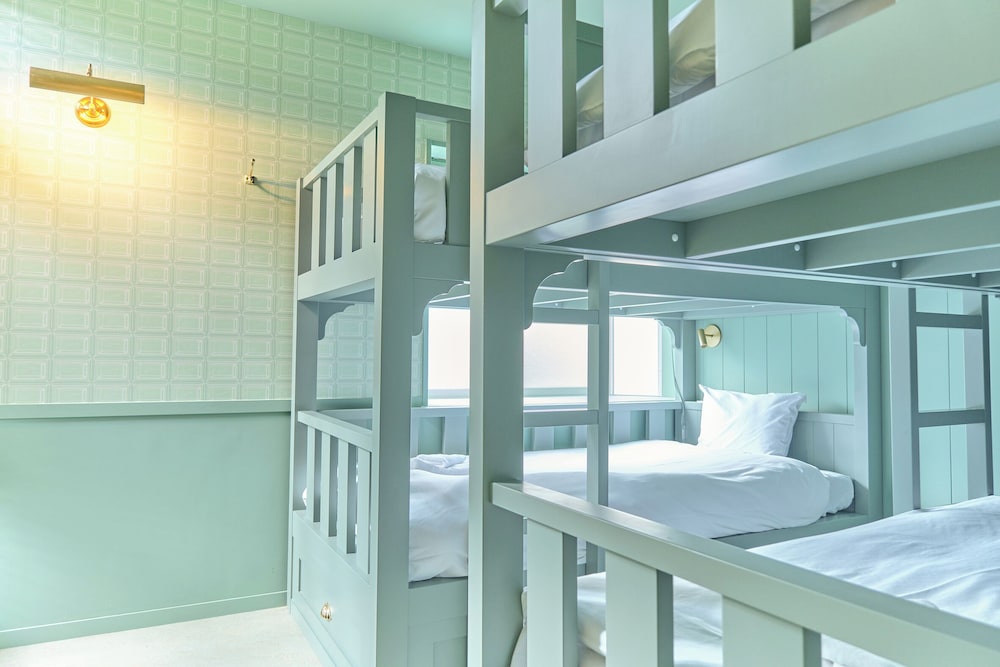 ファミリー スイート ベッド (複数台) 禁煙 バルコニー 客室2 | Q-ROOMS. HARAJUKU