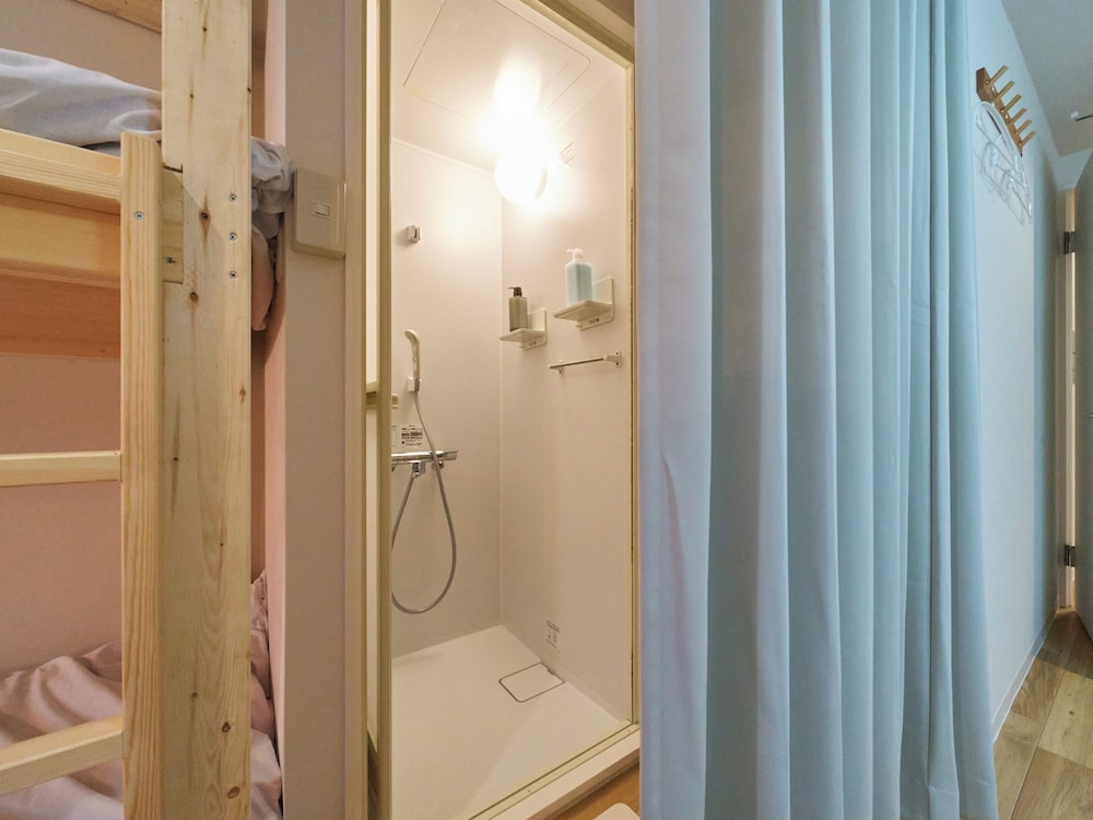 ベーシック 4 人部屋 禁煙 バスルーム0 | RetroSpect Stay Yokohama