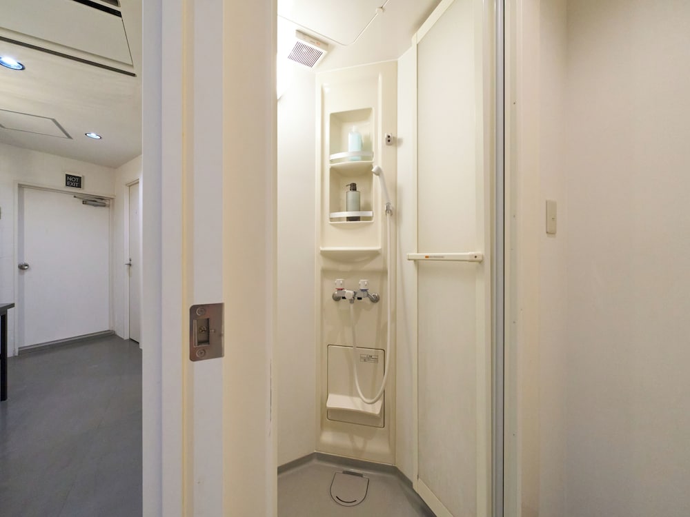 エコノミー 4 人部屋 女性限定 禁煙 バスルーム0 | RetroSpect Stay Yokohama