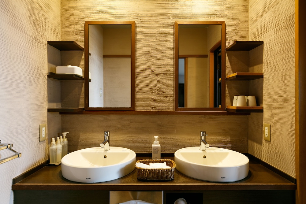 デラックス A 和室 禁煙 バスルームのシンク0 | 瑠璃光