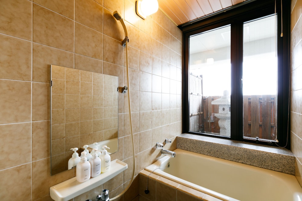 デラックス B 和室 禁煙 バスルーム1 | 瑠璃光