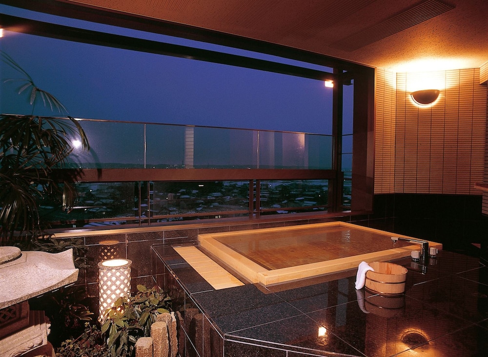 スイートB 露天風呂付 和室 禁煙 バスルーム1 | 瑠璃光