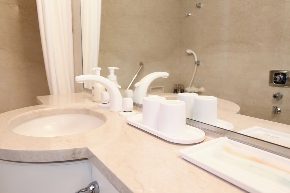 デラックスキングルーム 客室2 | ロックウッド・ホテル & スパ