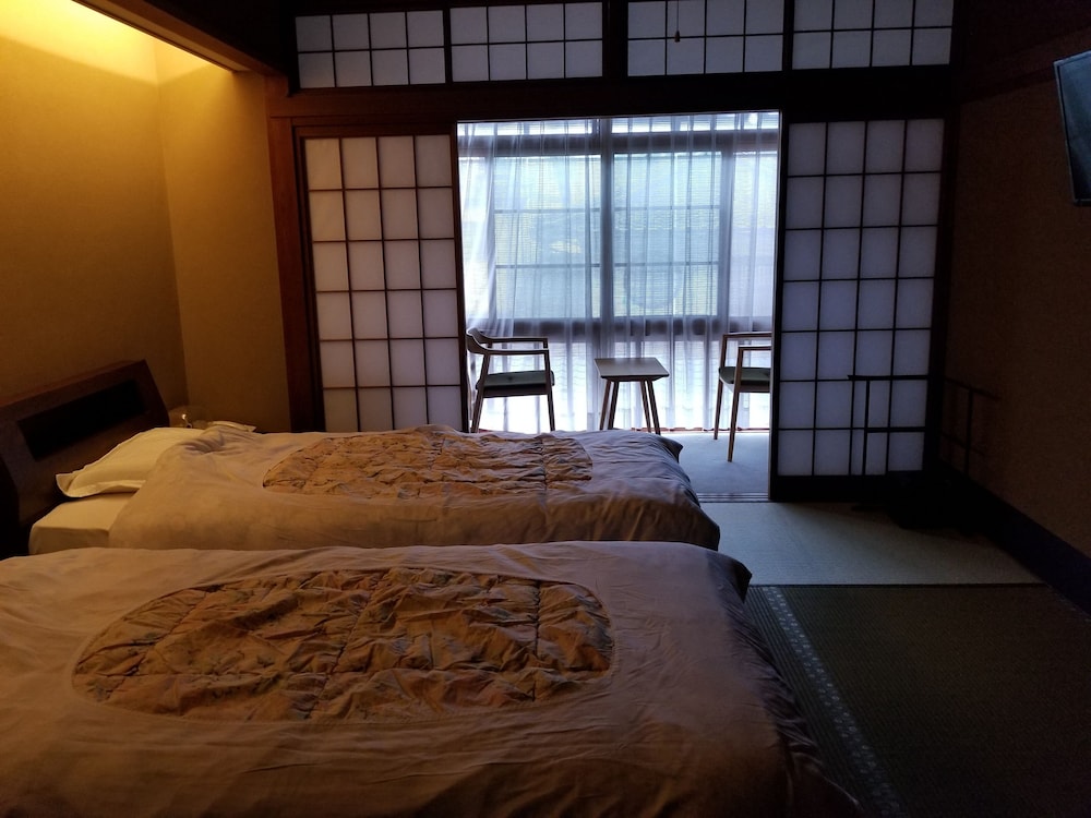 和室ツインベッドルーム 客室1 | 月本屋旅館