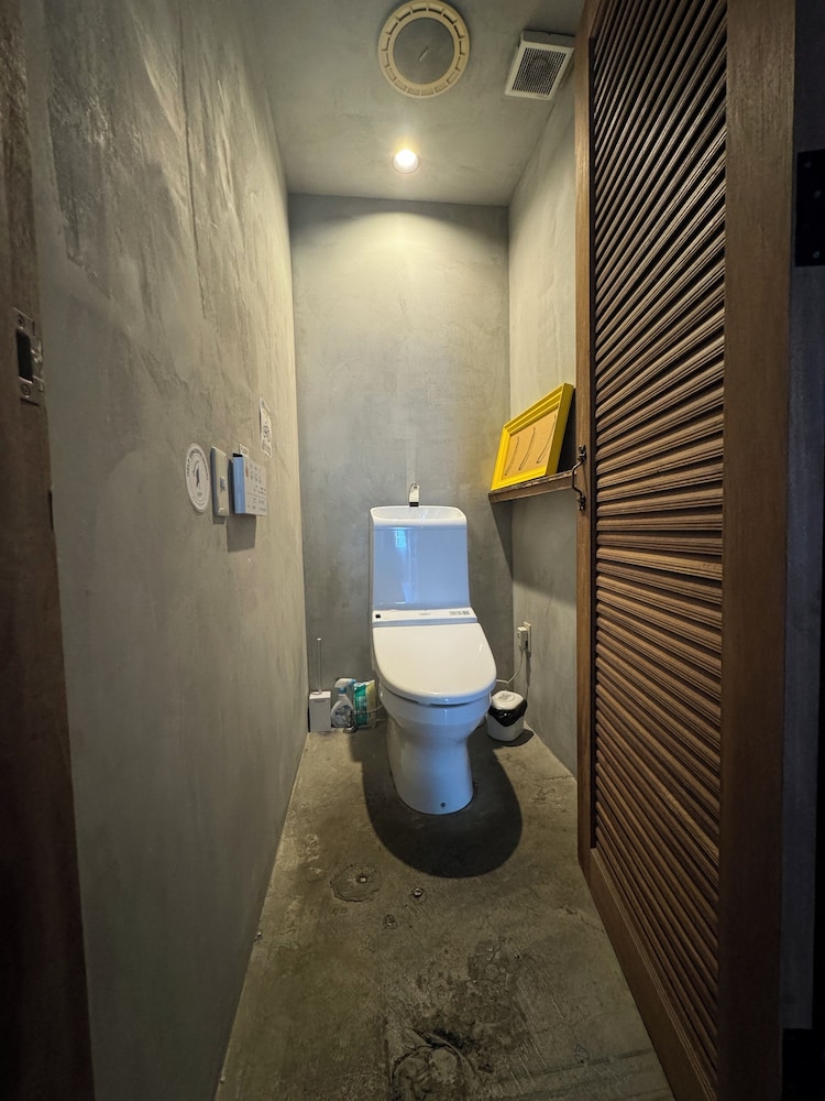 ダブルルーム (個室) 共用バスルーム1 | Untapped Hostel