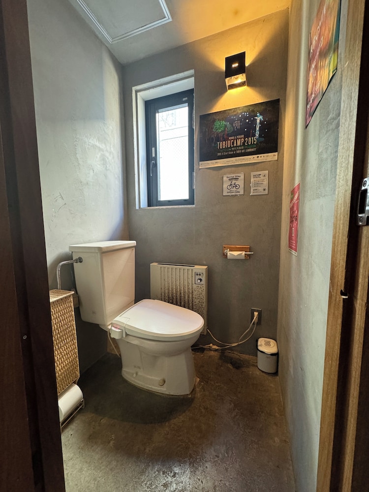 ダブルルーム (個室) 共用バスルーム2 | Untapped Hostel
