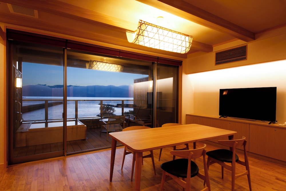 デラックス ルーム 専用バスルーム レイクビュー 客室1 | 旅館 紅鮎