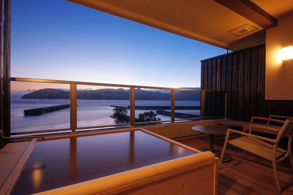 デラックス ルーム 専用バスルーム レイクビュー | 旅館 紅鮎