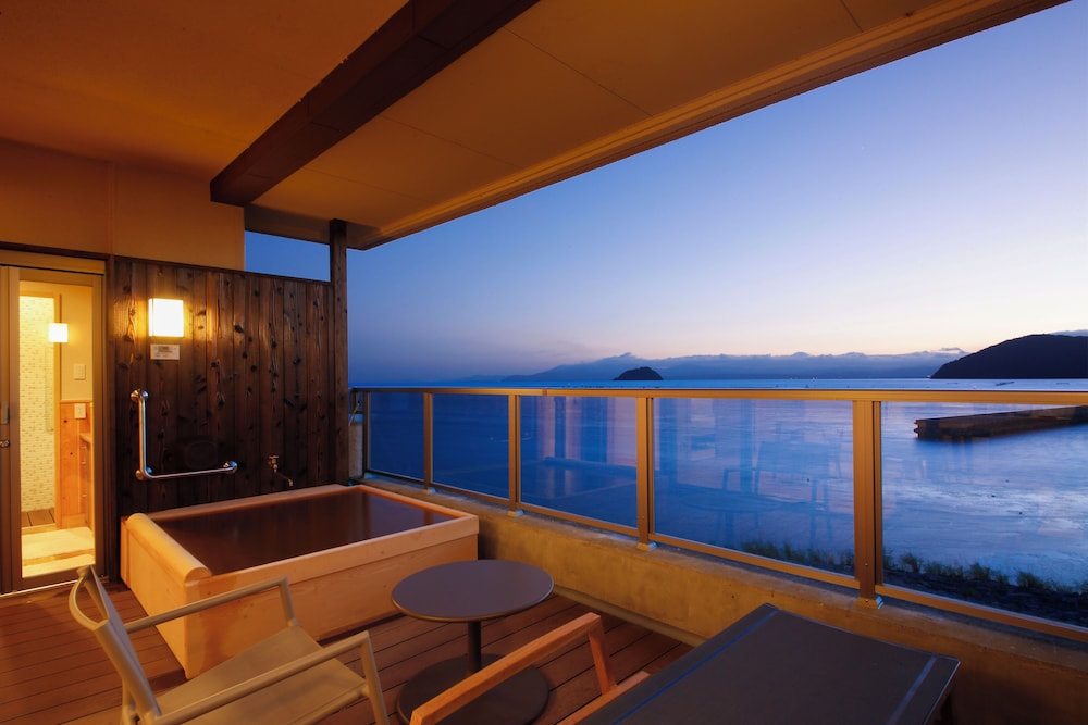 デラックス ルーム 専用バスルーム レイクビュー 客室2 | 旅館 紅鮎