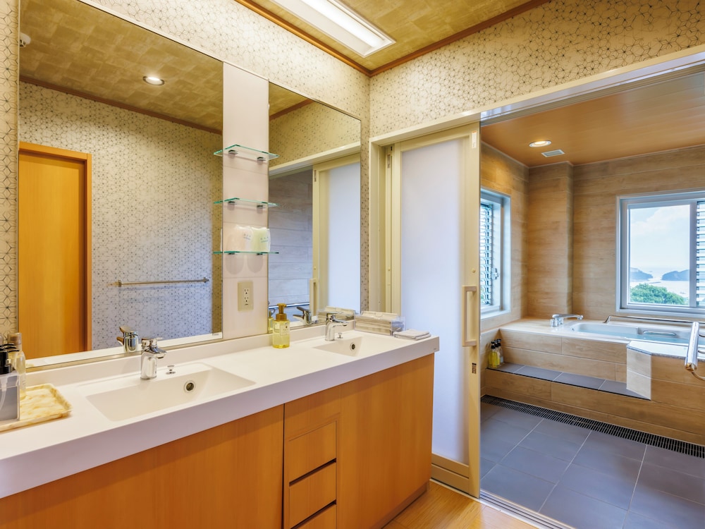 (嬉春亭) ユニバーサル和洋スイート (バイキング) 禁煙 バスルーム0 | 戸田家