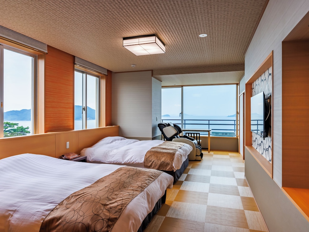 (嬉春亭) ユニバーサル和洋スイート (バイキング) 禁煙 客室2 | 戸田家