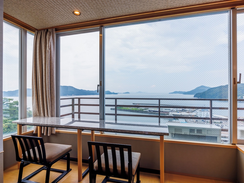 (嬉春亭) ユニバーサル和洋スイート (バイキング) 禁煙 客室3 | 戸田家