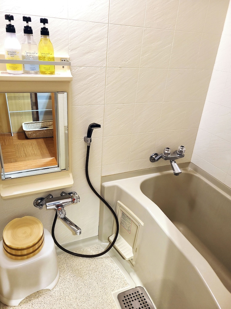 和室 (嬉春亭) オーシャンビュー (ビュッフェスタイルディナー) バスルーム1 | 戸田家