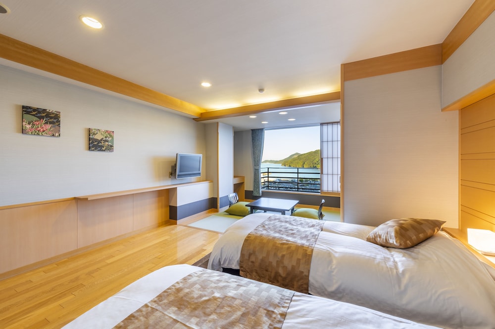 和室又和洋室 (南館) オーシャンビュー(ビュッフェスタイルディナー) 客室2 | 戸田家