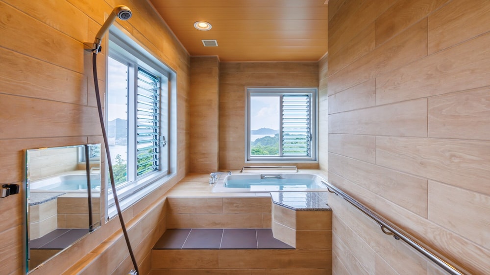 (嬉春亭) ユニバーサル和洋スイート (バイキング) 禁煙 バスルーム1 | 戸田家