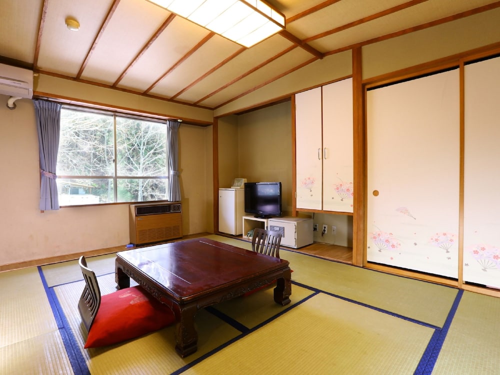 和室10畳 バス無 (洗面所+トイレ付) | ホテル豊生