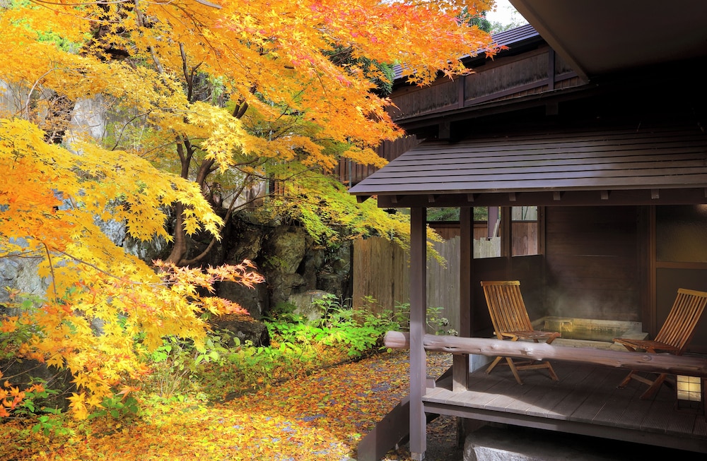 ⺟屋 露天⾵呂付き特別室 客室3 | 蛍雪の宿 尚文