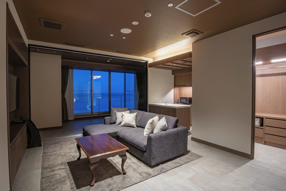 A2タイプ スーペリアトリプル (洋室) 禁煙 リビング エリア1 | AMANE RESORT SEIKAI